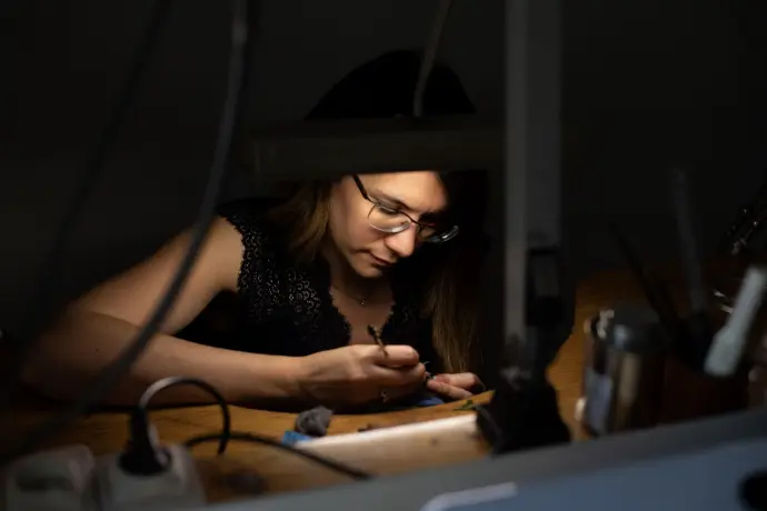 Joaillière en plein travail de création