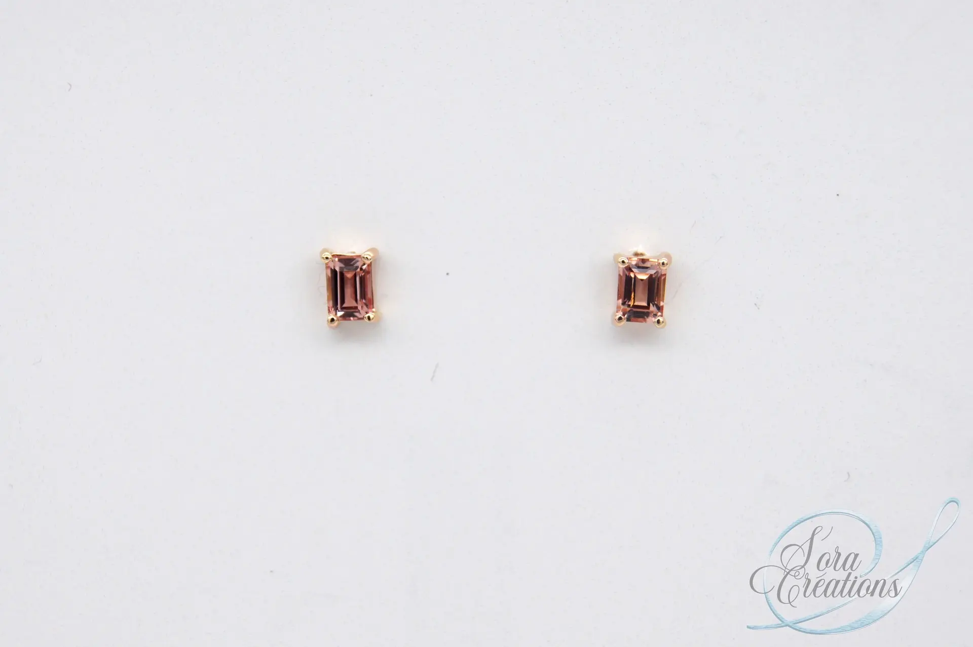 Boucles d&#39;oreilles or jaune, avec des saphirs roses taille émeraude