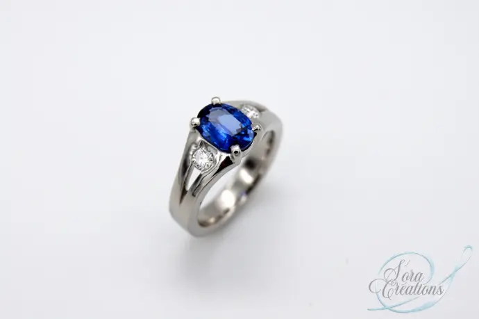 Bague sur-mesure en platine avec un saphir et deux diamants