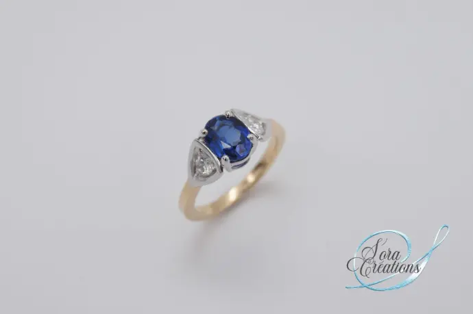 Bague or jaune et gris, type ancienne avec un saphir et deux diamants