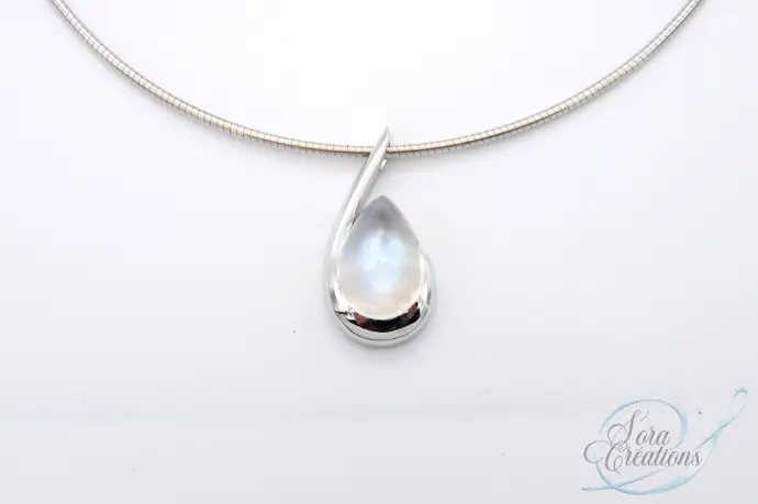Pendentif or gris avec une pierre de lune goutte
