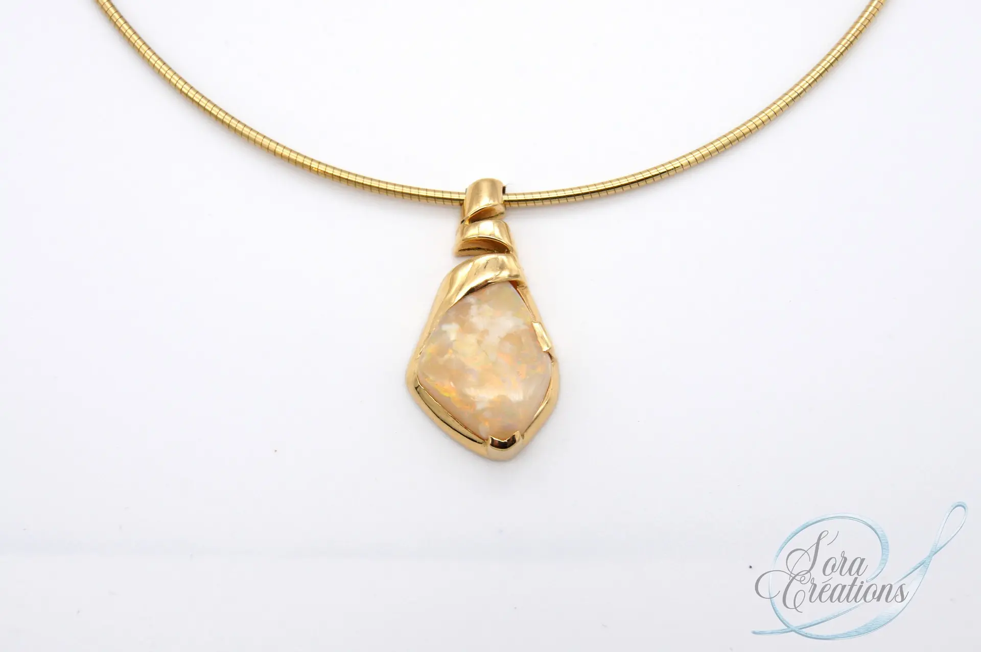 Pendentif or jaune avec une opale baroque