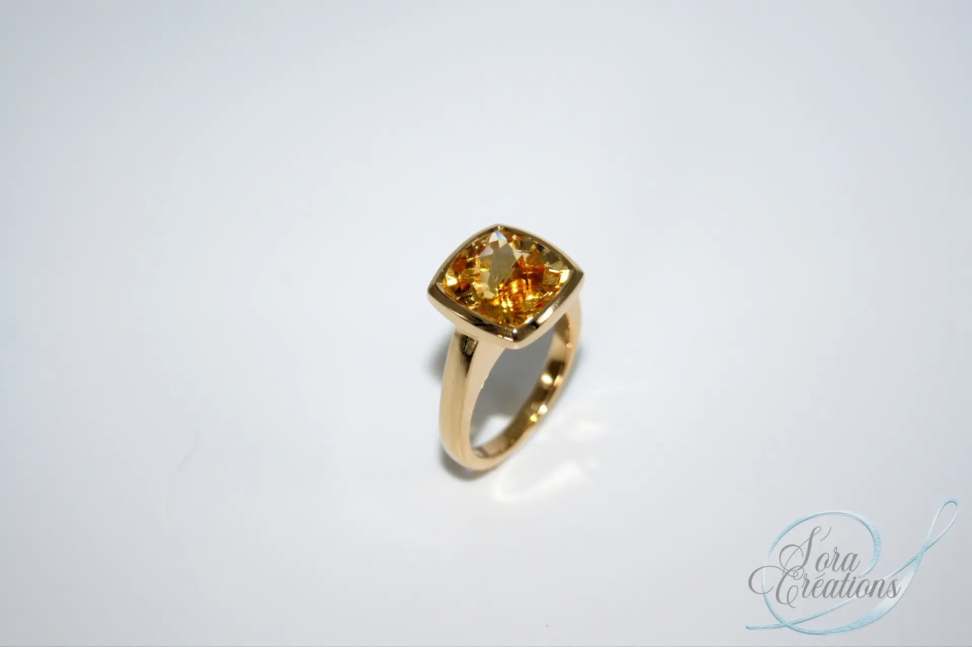 Bague sur-mesure en or jaune avec une citrine