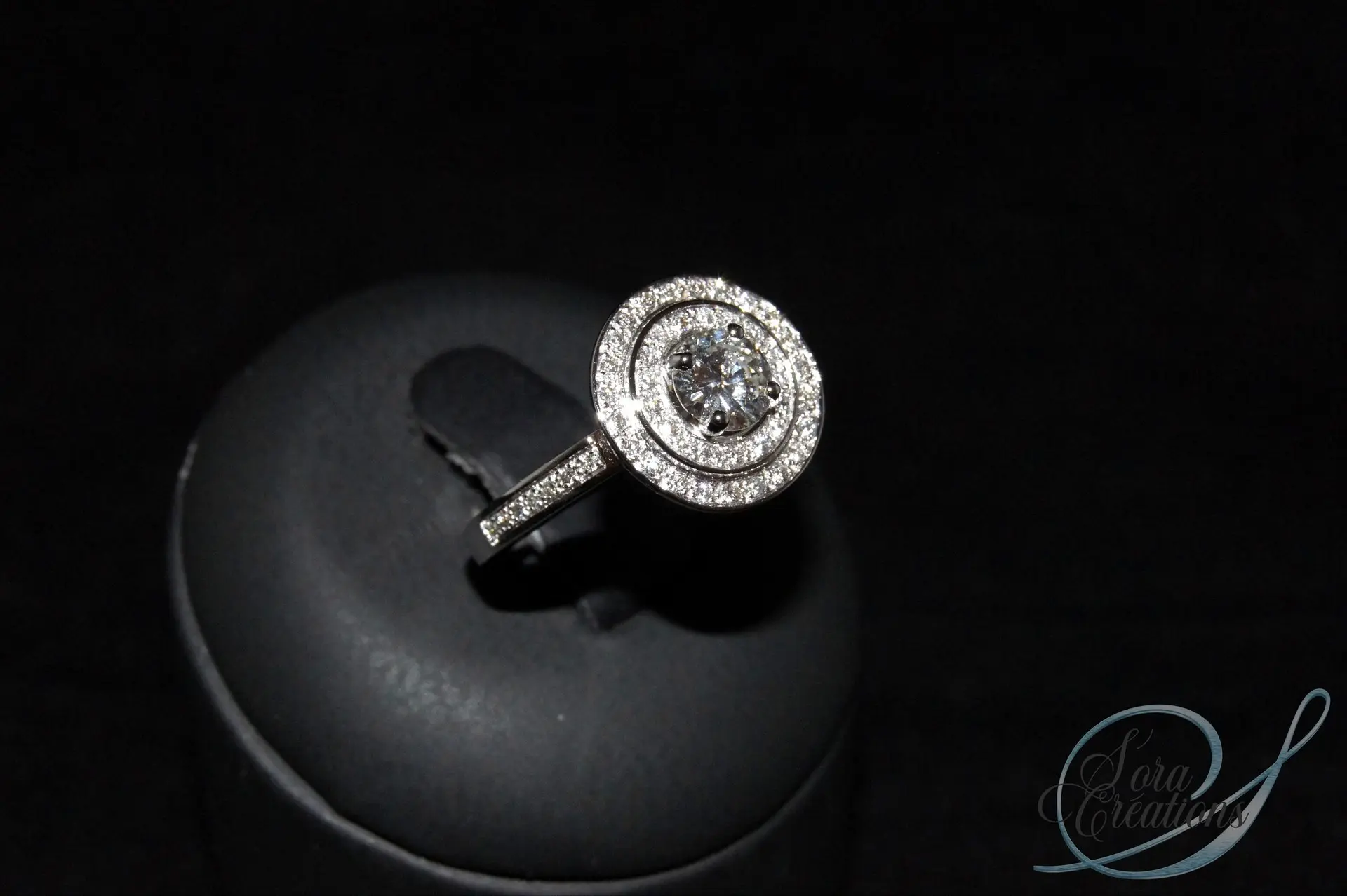 Bague sur-mesure en or gris avec un diamant et 2 entourgaes diamants