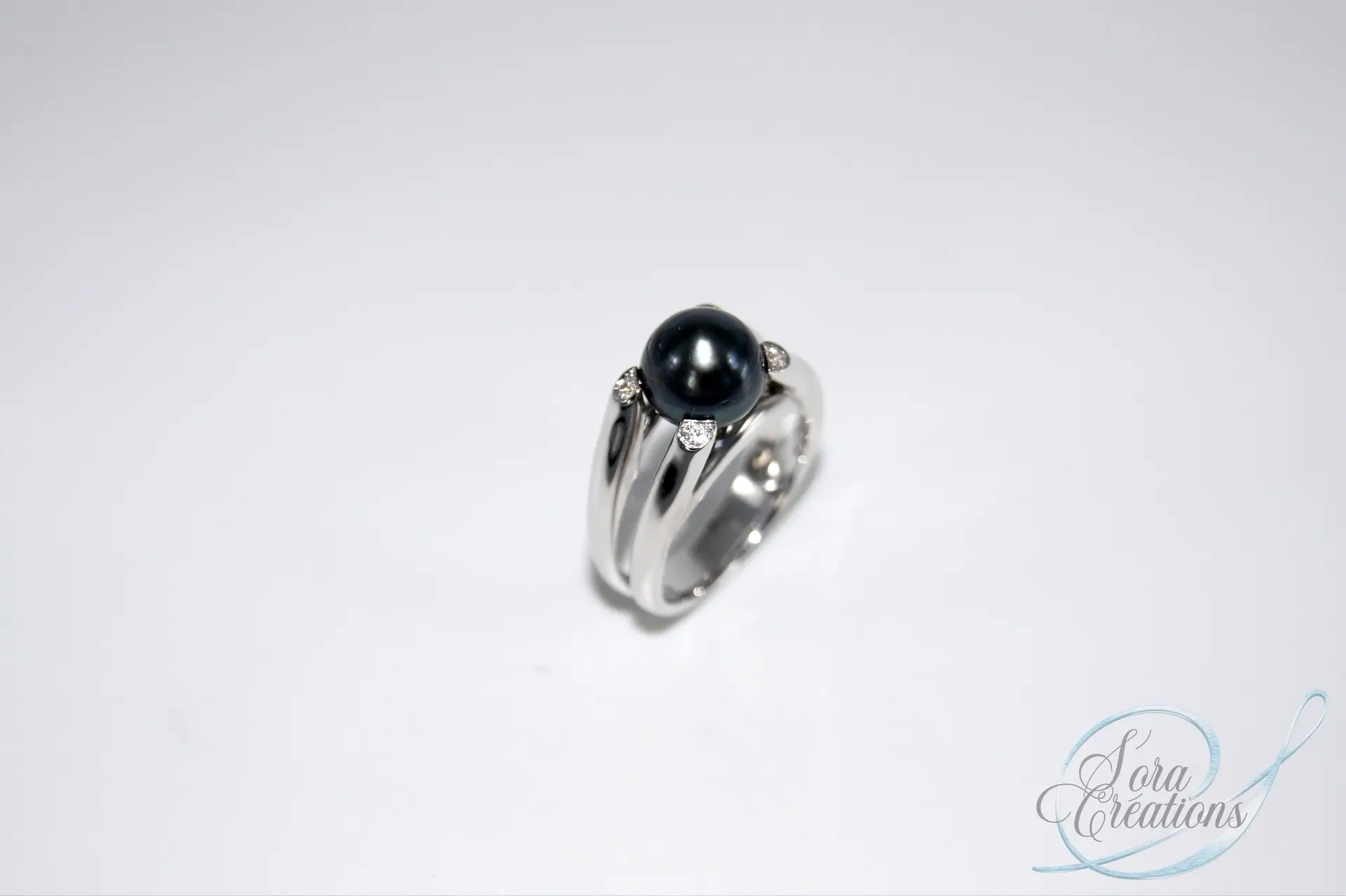 Bague sur-mesure en or gris avec une perle de Tahiti et des diamants