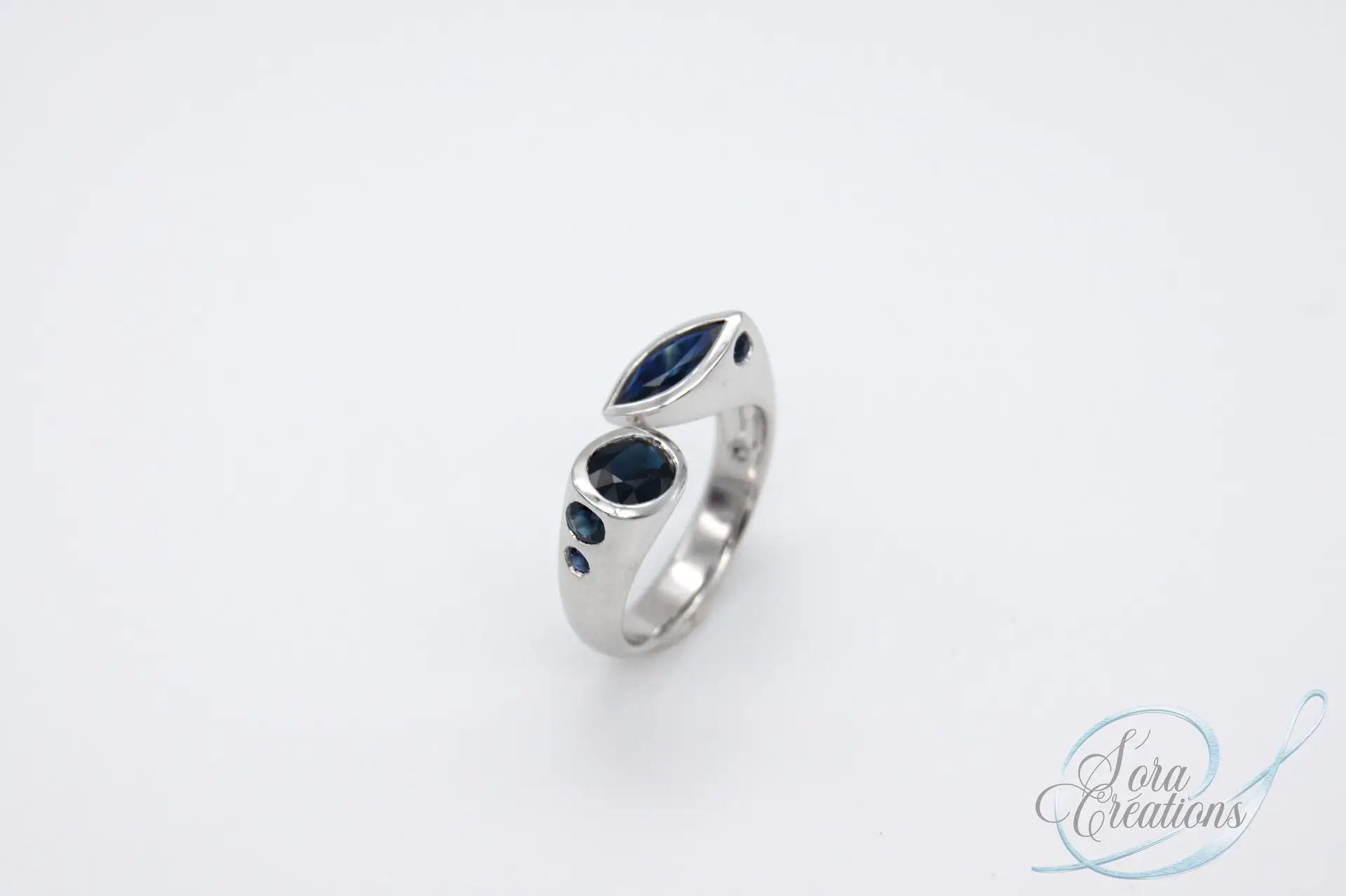 Bague sur-mesure toi&amp;moi en or gris avec plusieurs saphirs