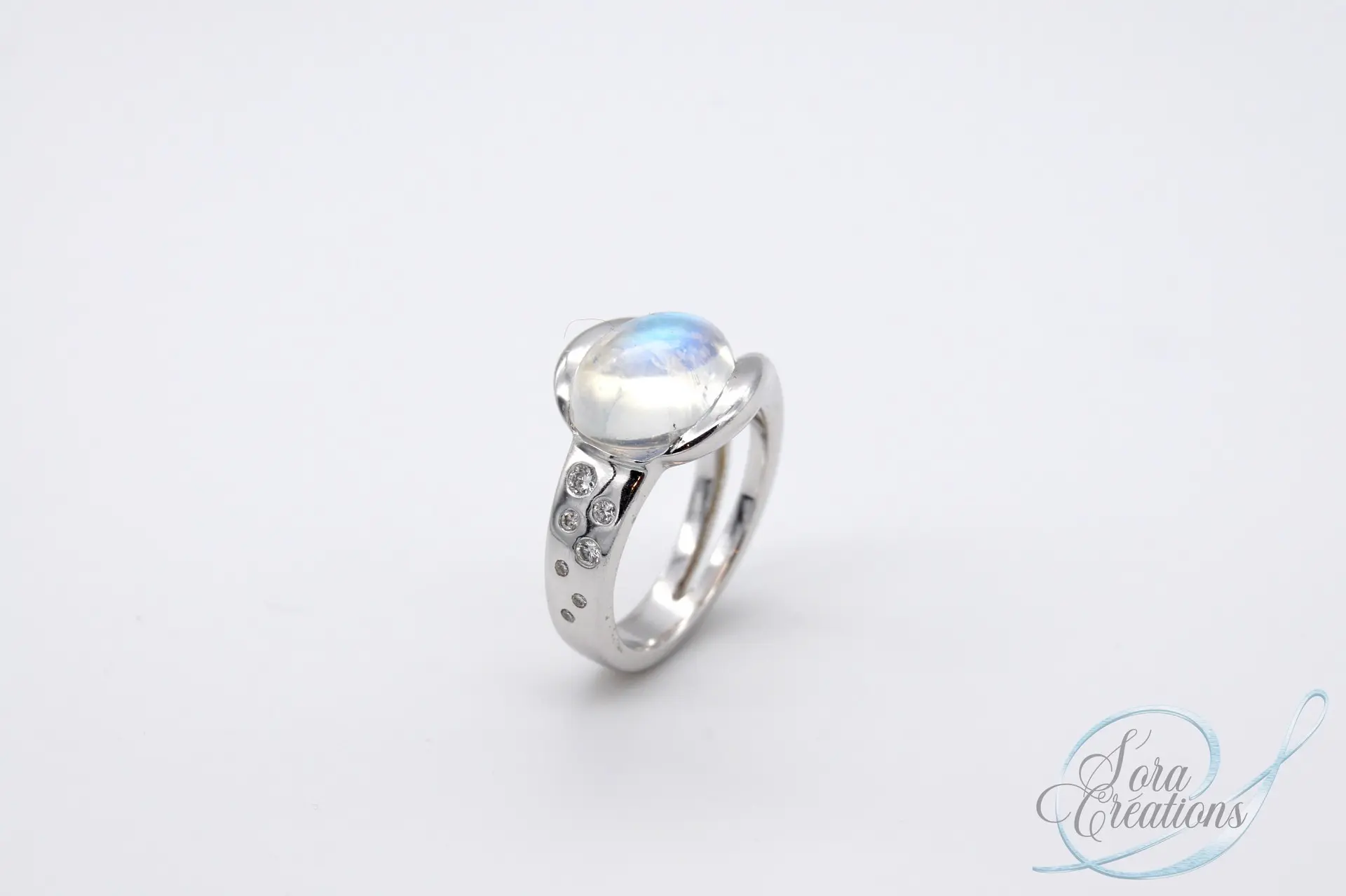 Bague sur-mesure en or gris avec une pierre de lune et des diamants