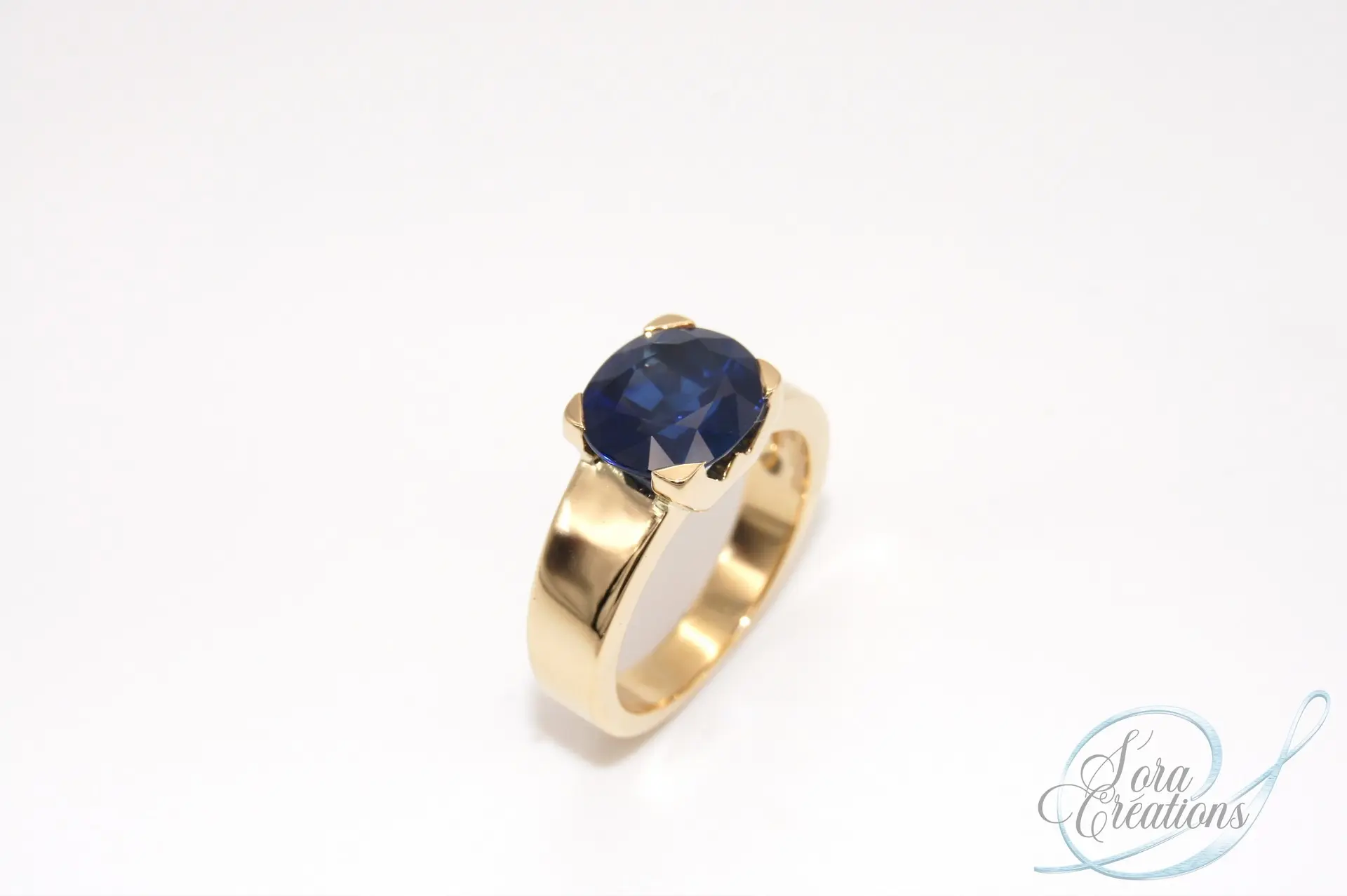 Bague sur-mesure en or jaune avec un saphir