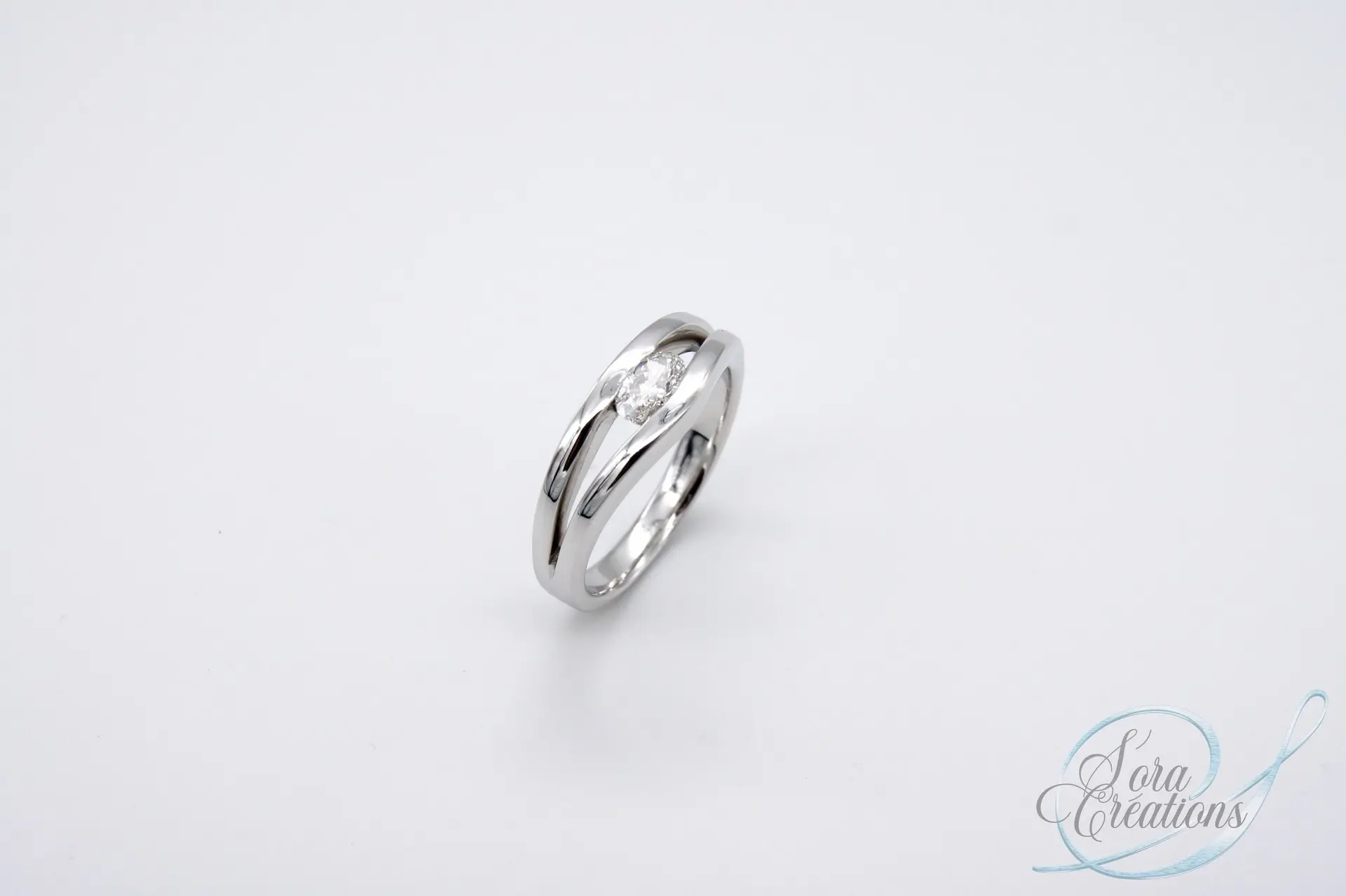 Bague sur-mesure en or gris avec un diamant ovale