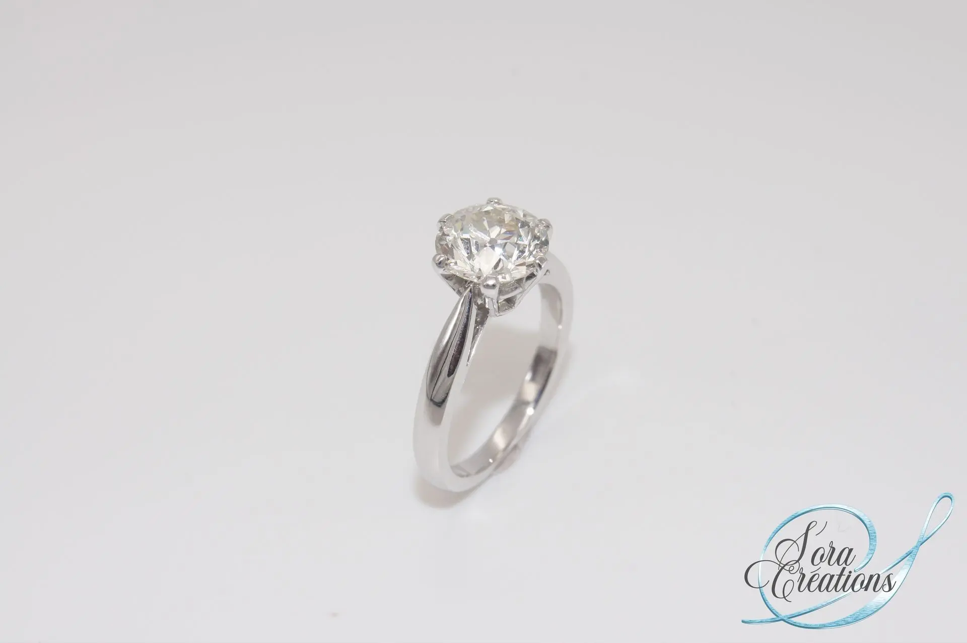 Bague sur-mesure en or gris avec un diamant