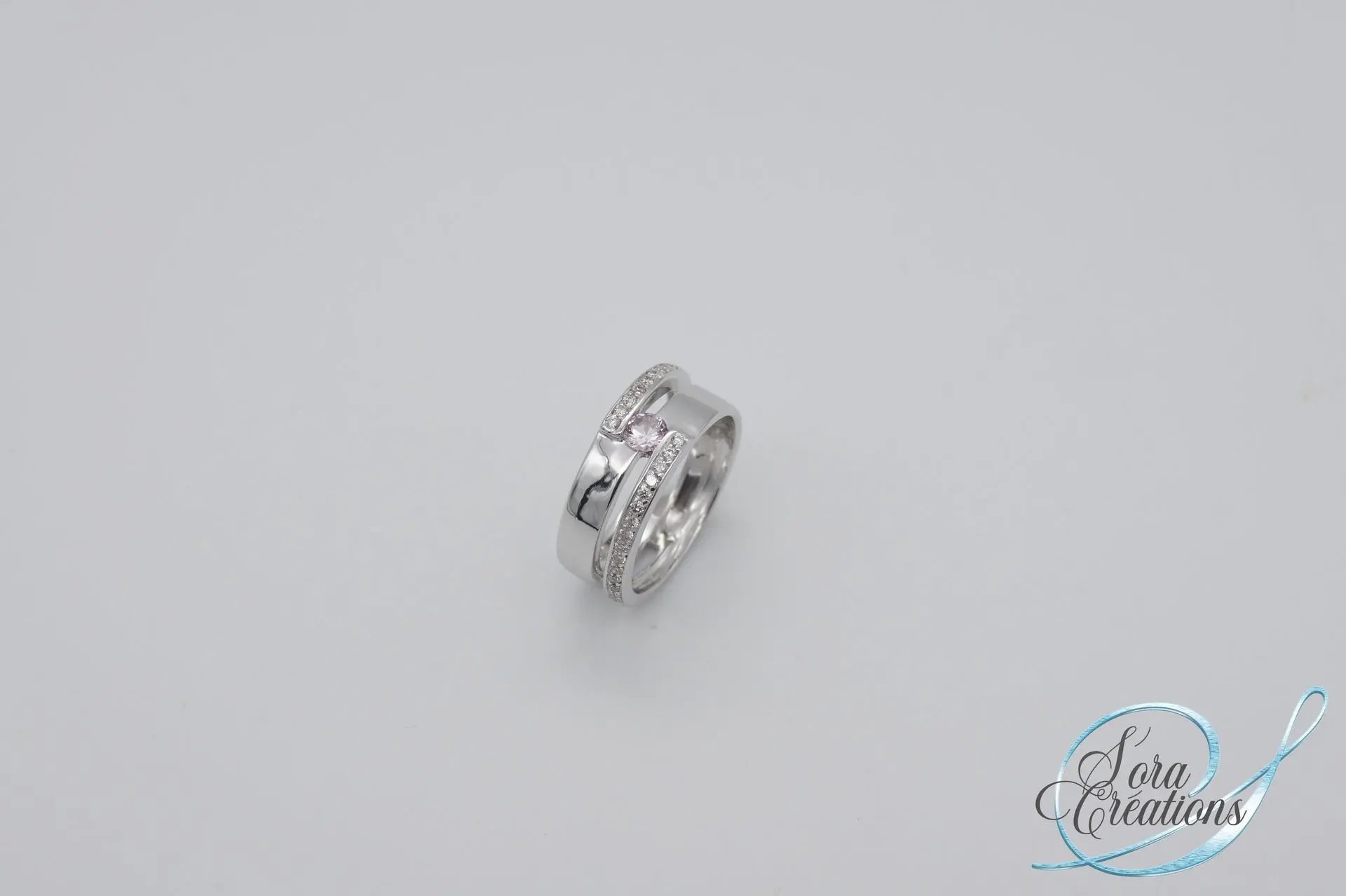 Bague sur-mesure en or gris avec un saphir rose et deux lignes diamants