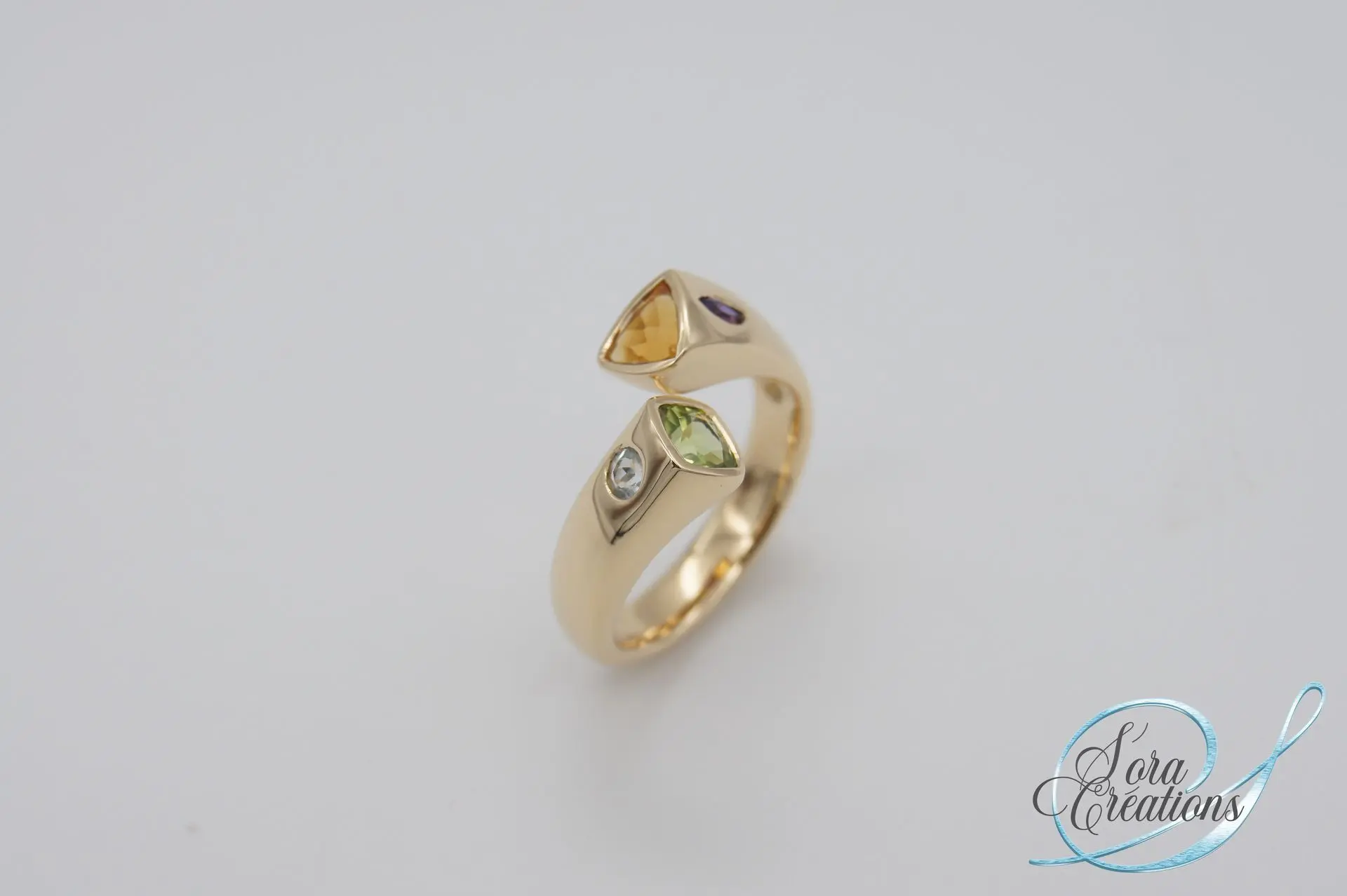 Bague sur-mesure toi&amp;moi en or jaune avec une citrine, un péridot, une améthyste et une topaze bleue