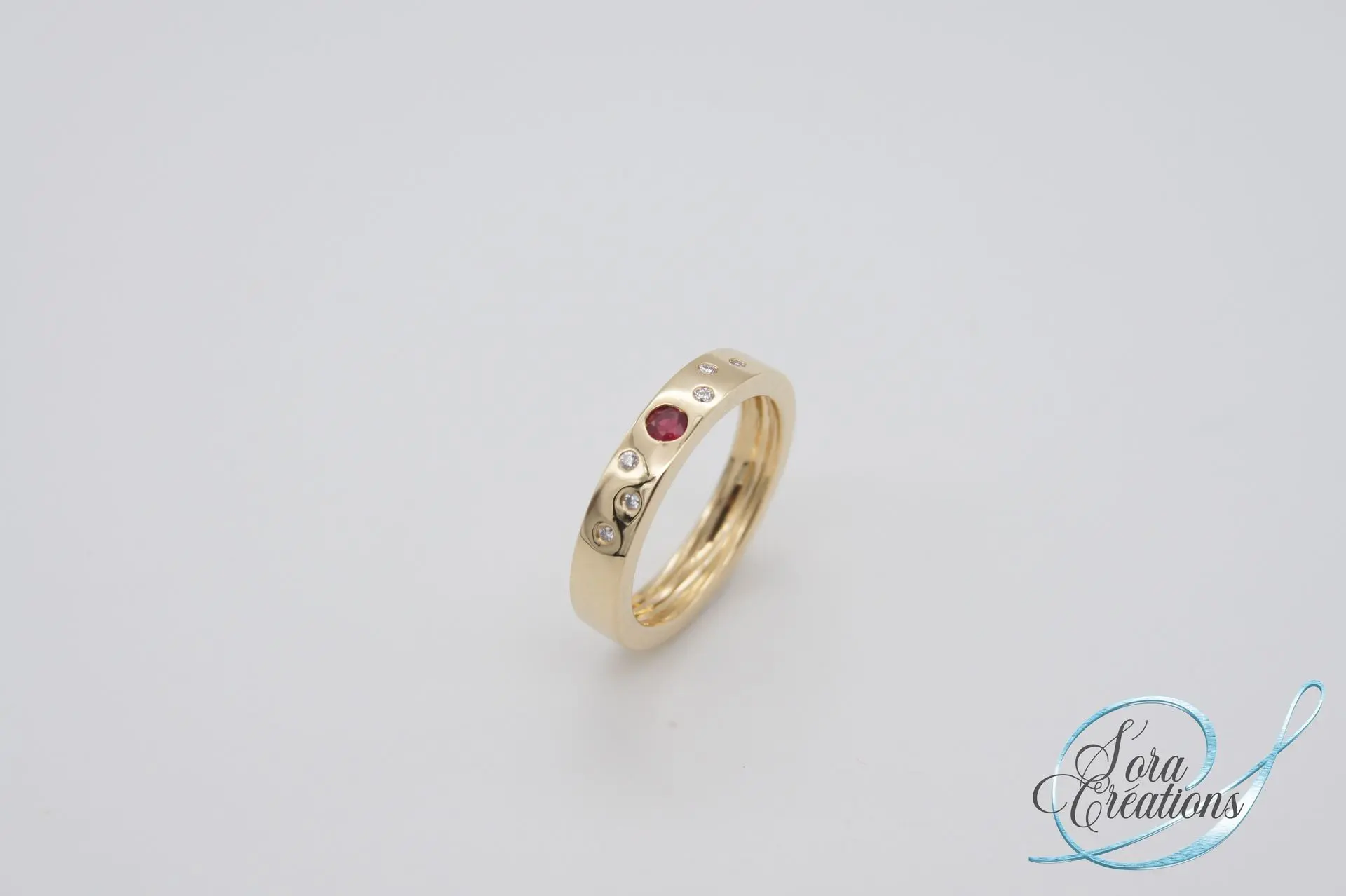 Bague sur-mesure en or jaune avec un rubis et plusieurs diamants