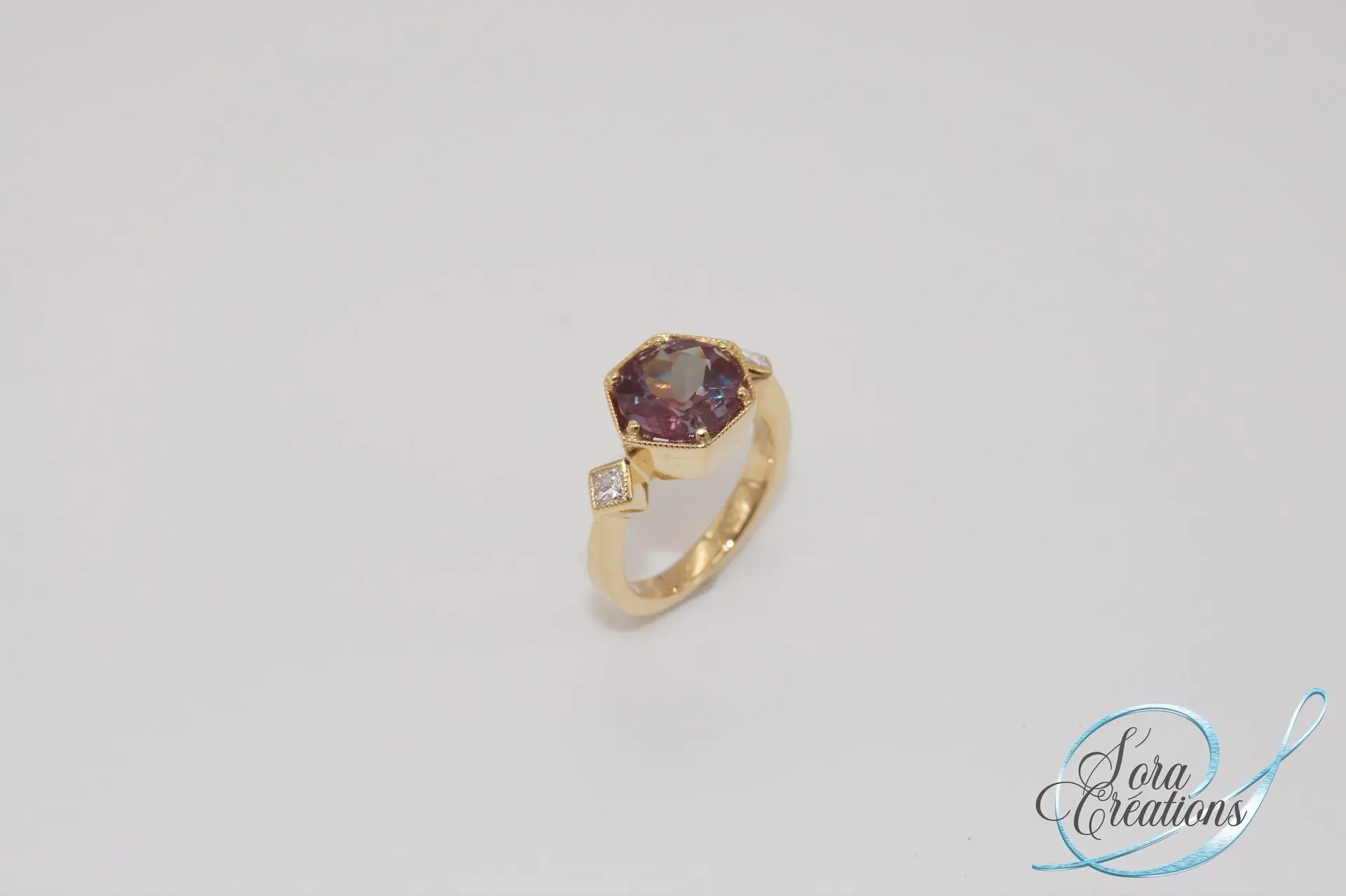 Bague sur-mesure en or jaune avec une alexandrite et 2 diamants