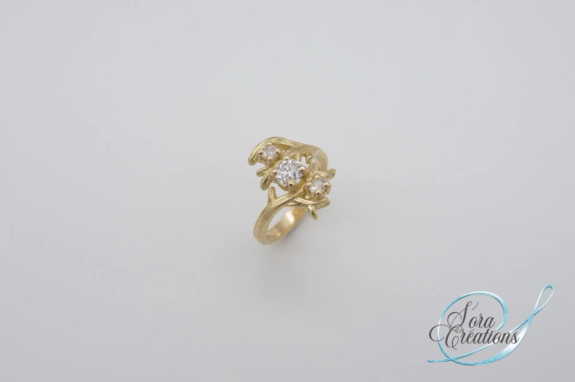 Bague sur-mesure motif bois de cerf en or jaune avec des diamants