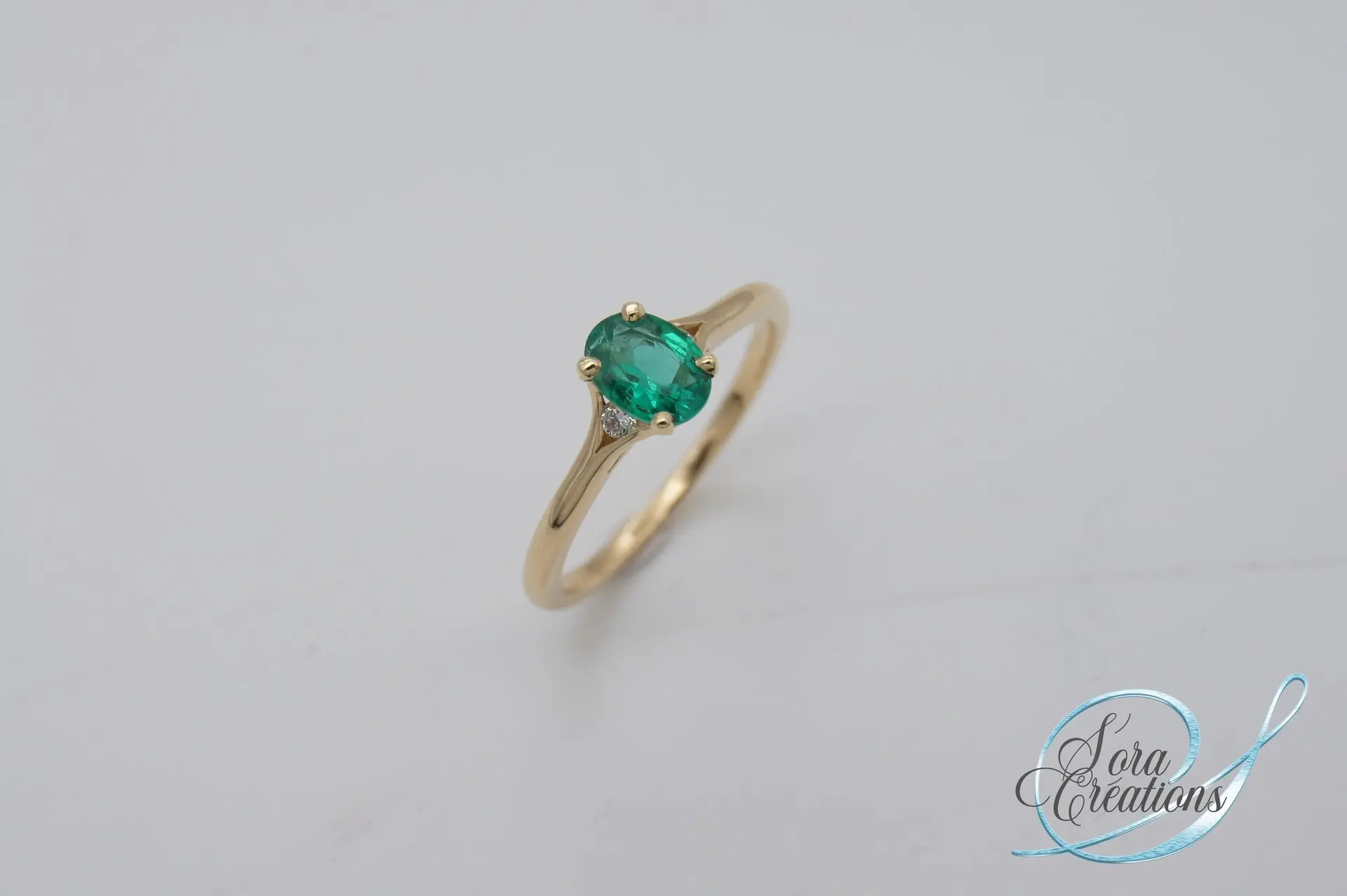 Bague sur-mesure en or jaune avec une émeraude