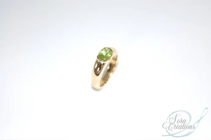 Bague sur-mesure en or jaune avec un péridot