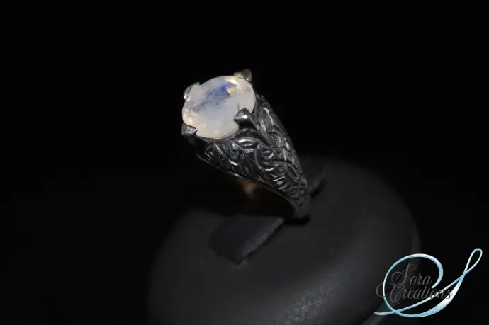 Bague sur-mesure en argent avec une pierre de lune