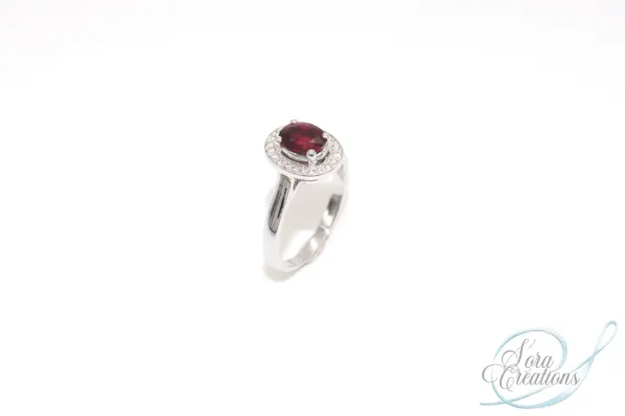 Bague sur-mesure en or gris avec un rubis et un entourage diamants