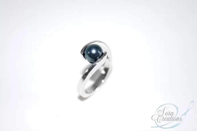 Bague sur-mesure en or gris avec une perle de Tahiti