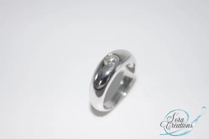 Bague boule sur-mesure en or gris avec un diamant