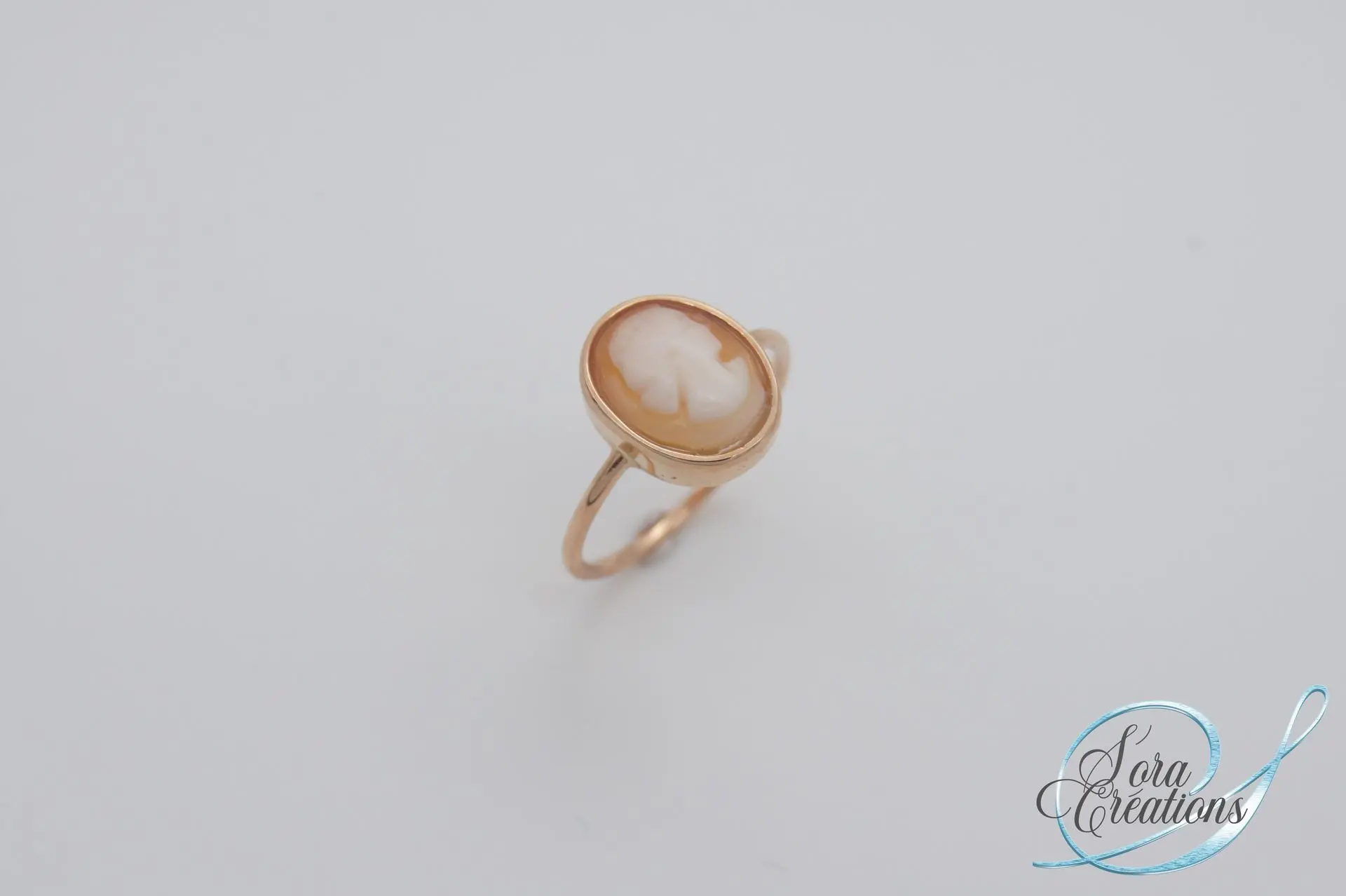 Bague sur-mesure en or rouge avec un camée