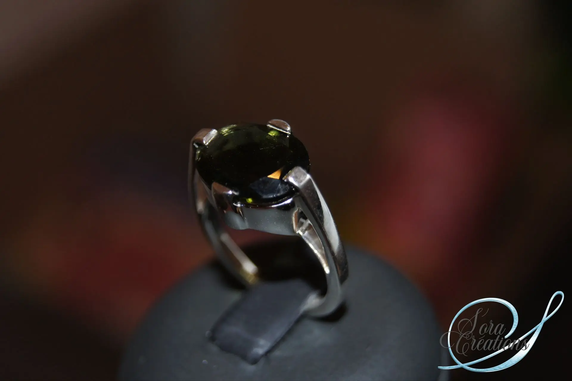 Bague sur-mesure en argent avec une moldavite