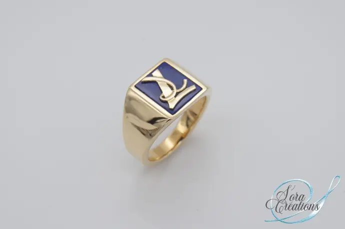Chevalière homme en or jaune et plaque de lapis lazuli avec initiales découpés dans de l&#39;or jaune