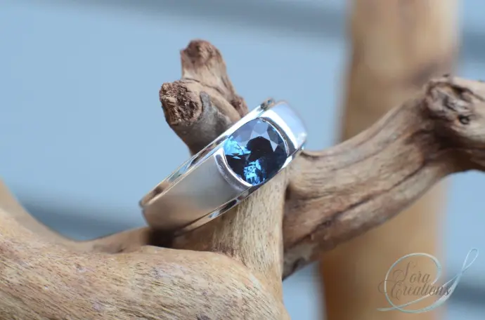 Bague homme en or gris et spinelle bleu