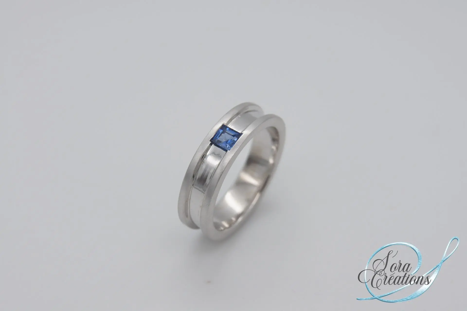Bague homme en or gris et saphir bleu
