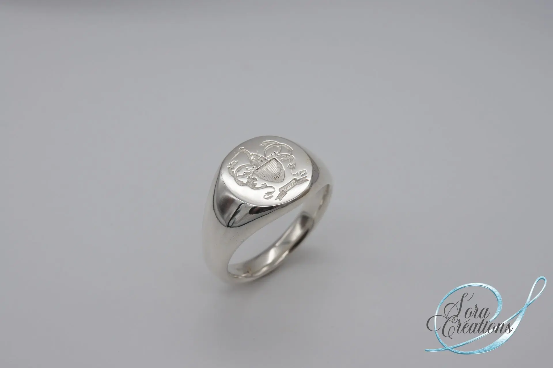 Chevalière homme en argent avec gravure héraldique