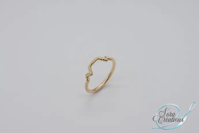 Alliance sur-mesure en or jaune crénelée