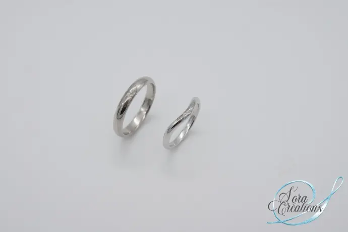 Alliance sur-mesure en or gris motif empreintes gravée