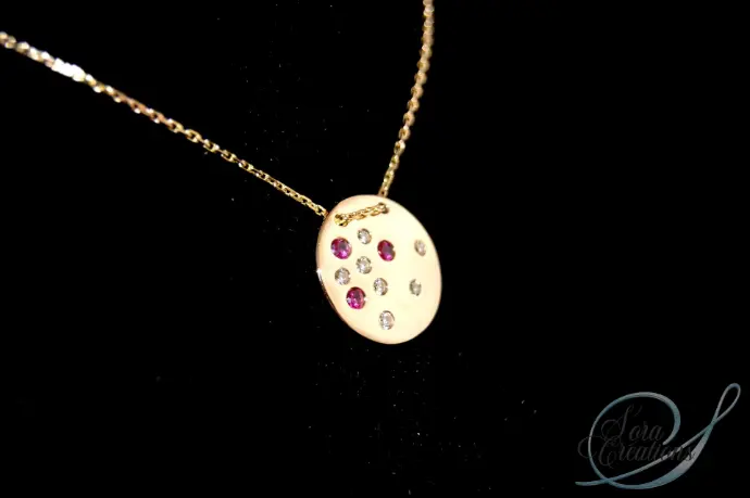 Médaille or jaune parsemée de rubis et de diamants