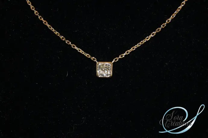 Pendentif or jaune avec un diamant taille carrée pans coupée