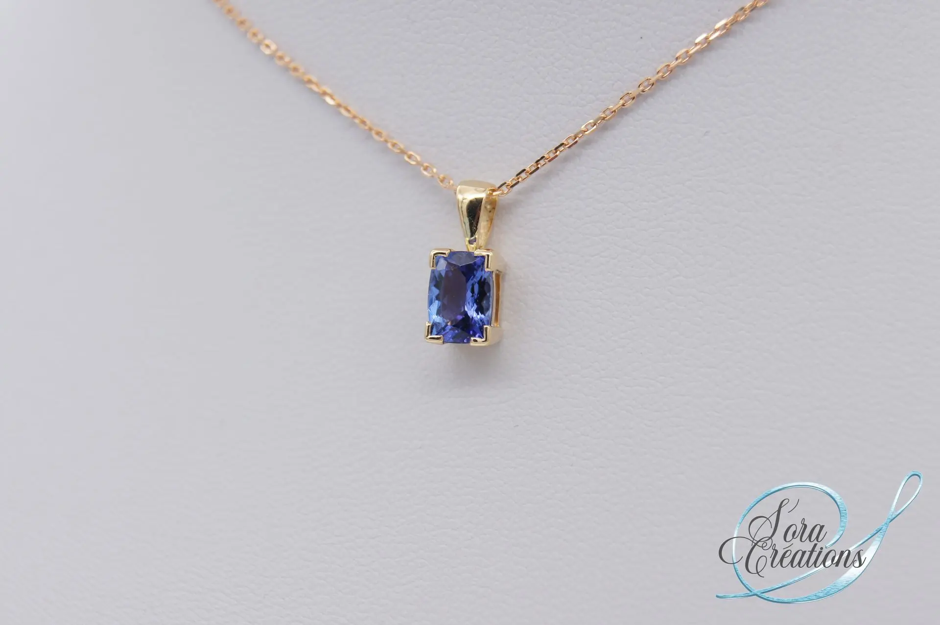 Pendentif or jaune et tanzanite