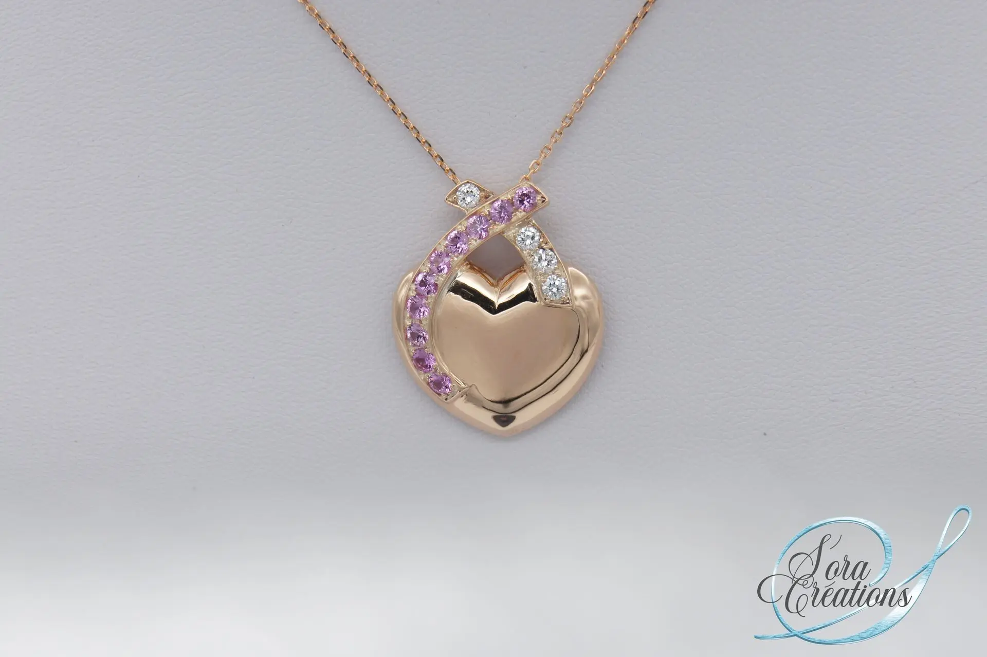 Pendentif or rouge motif coeur avec des diamants et des saphirs roses