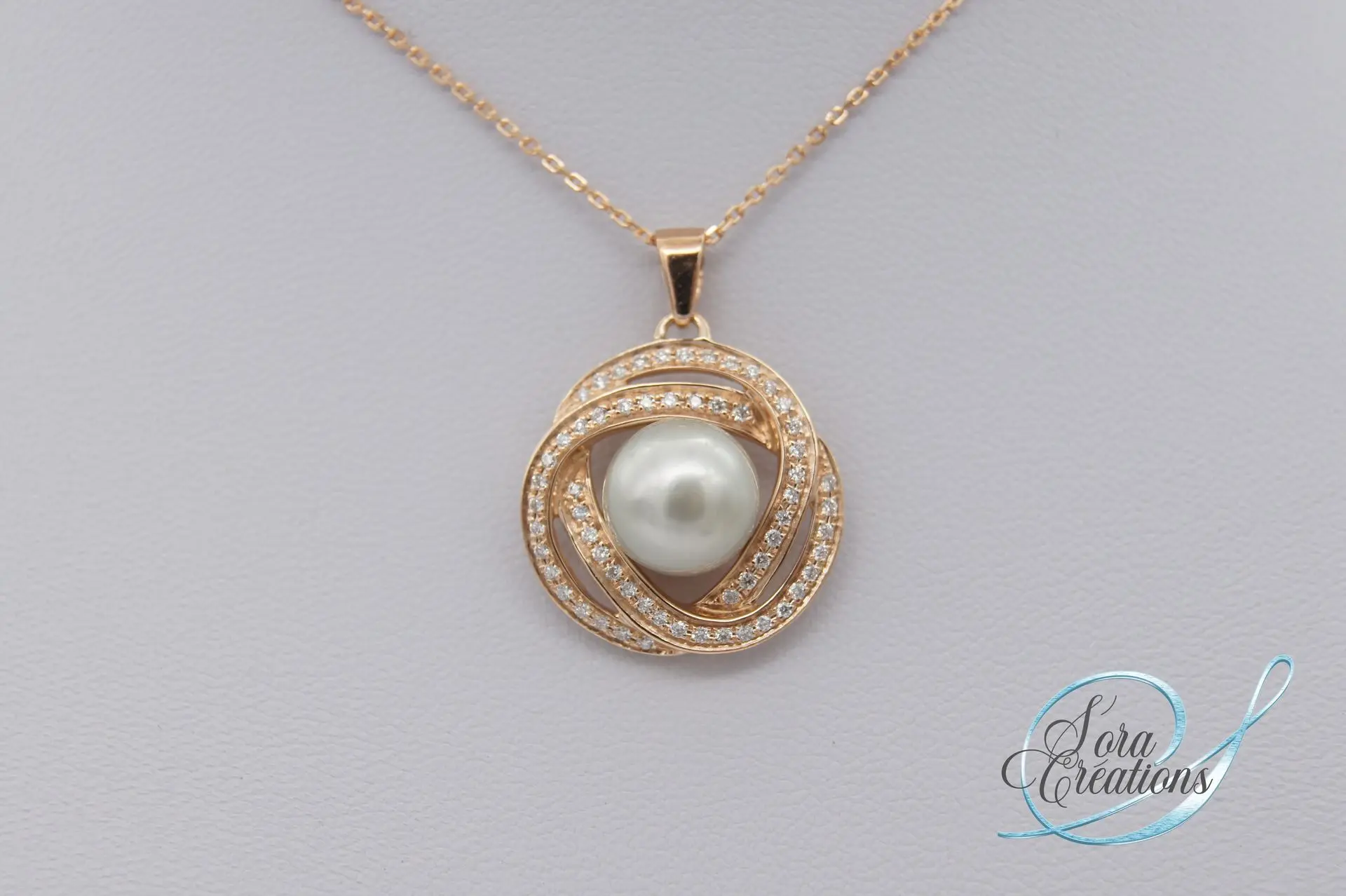 Pendentif or rouge et perles de Tahiti blanche entourage diamants