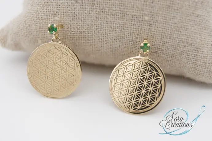 Boucles d&#39;oreilles or jaune, motifs fleur de vie et grenats tsavorites