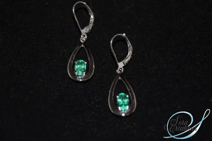 Boucles d&#39;oreilles or gris, avec des émeraudes