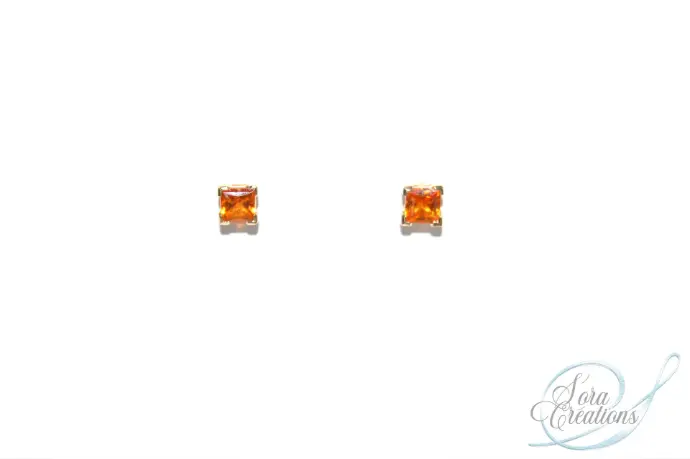 Boucles d&#39;oreilles or jaune, avec des grenats spessartitess taille princesse