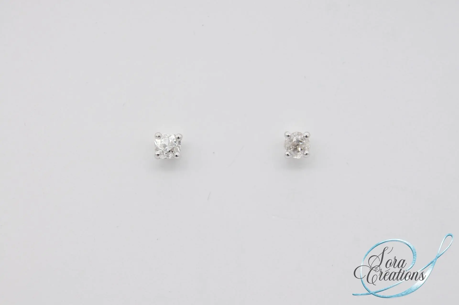 Boucles d&#39;oreilles or gris, avec des diamants