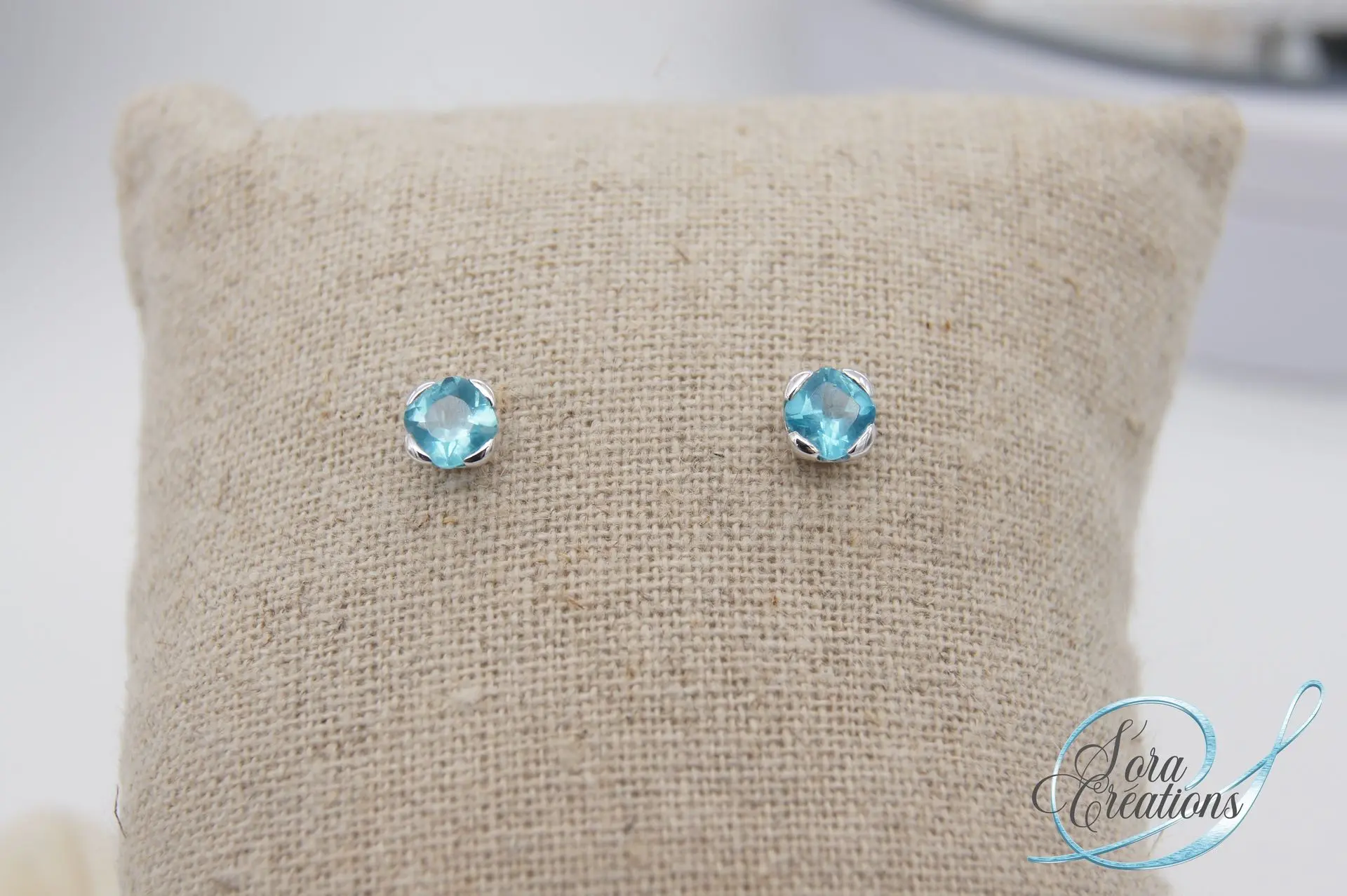 Boucles d&#39;oreilles or gris, avec des apatites