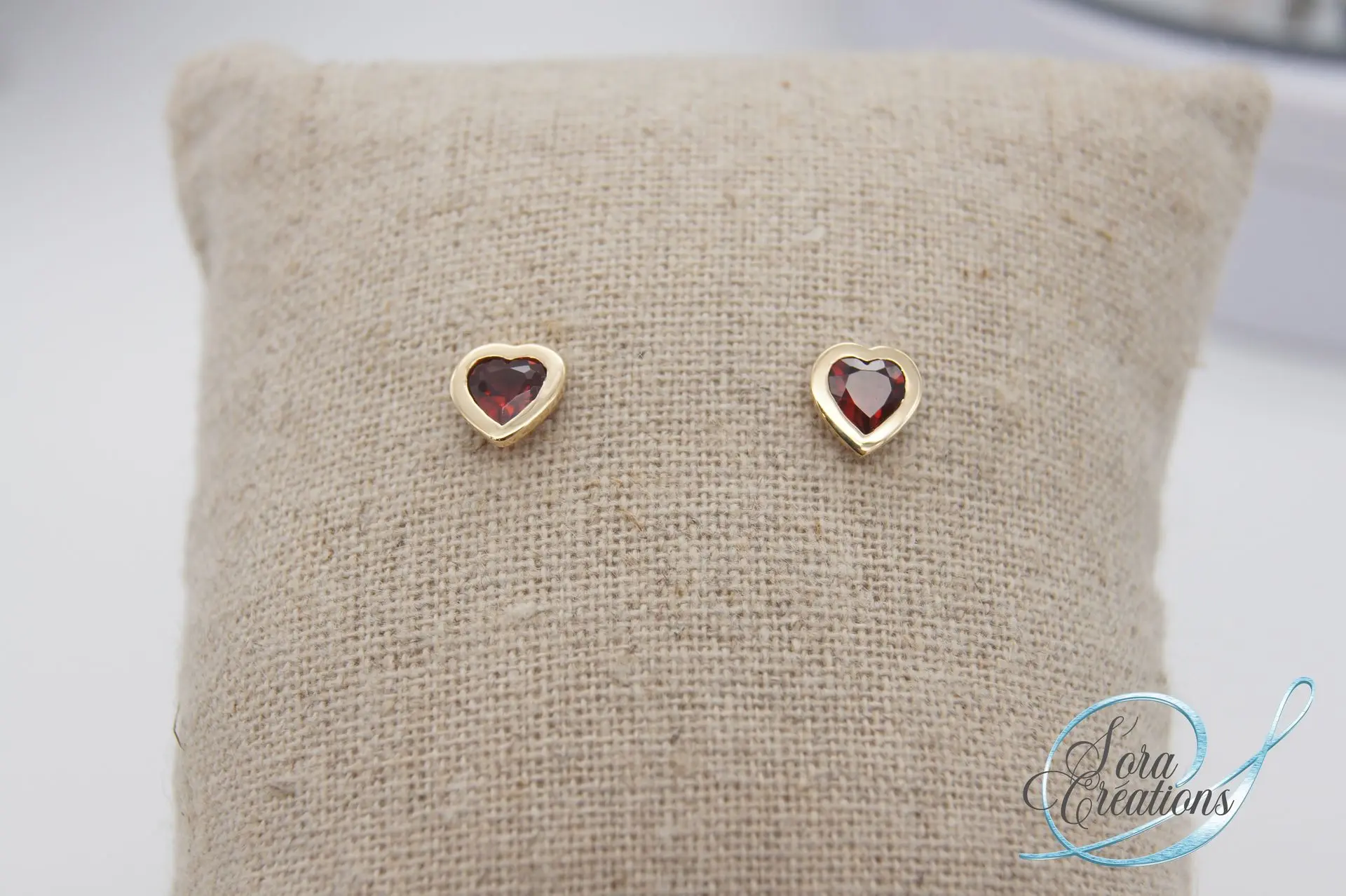 Boucles d&#39;oreilles or jaune avec des grenats rouge coeur