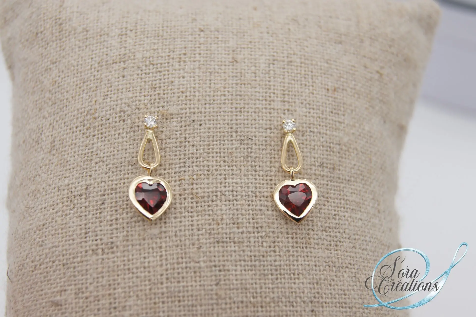 Boucles d&#39;oreilles or jaune avec des grenats rouge coeur et des diamants