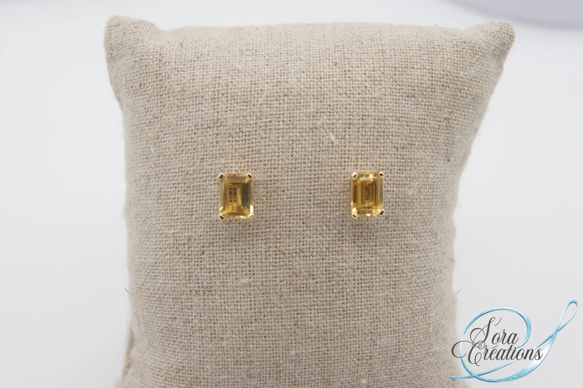 Boucles d&#39;oreilles or jaune, avec des citrines taille émeraude