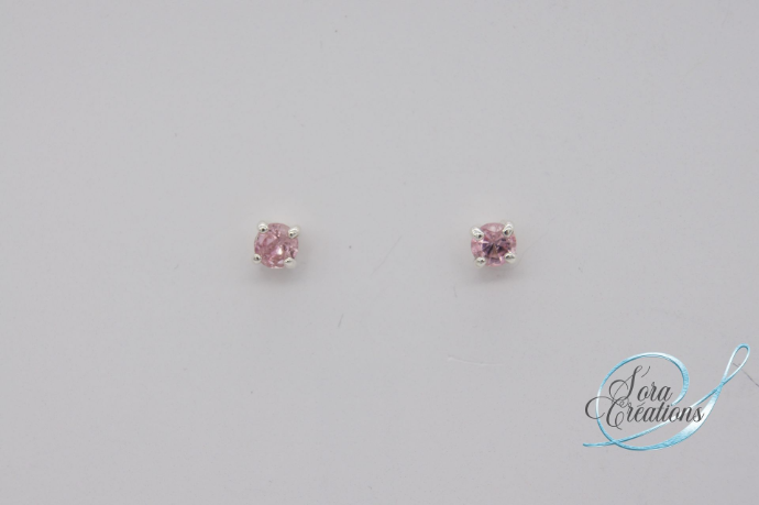 Une paire de boucles d&#39;oreilles avec des tourmalines roses sur argent
