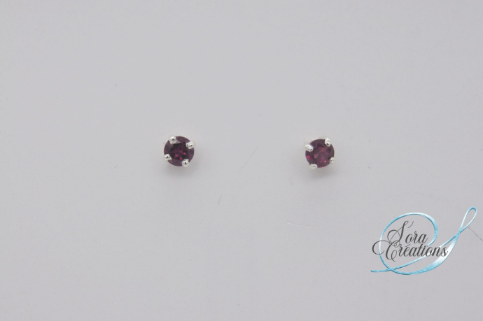 Une paire de boucles d&amp;#39;oreilles avec des grenats rhodolites sur argent