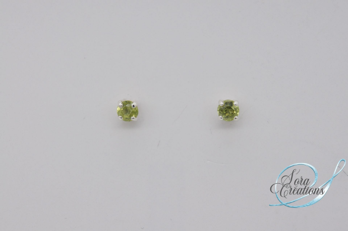 Une paire de boucles d&#39;oreilles avec des péridots sur argent