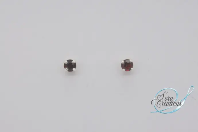 Une paire de boucles d&amp;#39;oreilles avec des grenats rouges sur argent